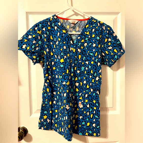 Ladies cheetah print nursing shirt sleeve scrub top sz S - Picture 1 of 5